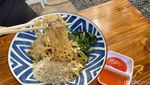 Bisa Cicip Yamien hingga Gohyong di Rumah Makan yang Konsepnya Asri Ini