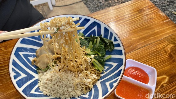 Bisa Cicip Yamien hingga Gohyong di Rumah Makan yang Konsepnya Asri Ini