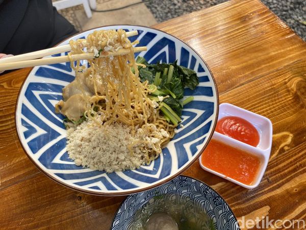 Bisa Cicip Yamien hingga Gohyong di Rumah Makan yang Konsepnya Asri Ini