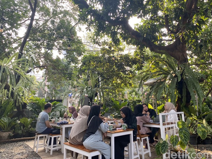 Taman Kelingan; tempat makan baru di Menteng yang suasananya asri dan sejuk. Tawarkan menu mie yamien dan nasi gohyong.