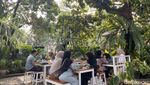 Bisa Cicip Yamien hingga Gohyong di Rumah Makan yang Konsepnya Asri Ini