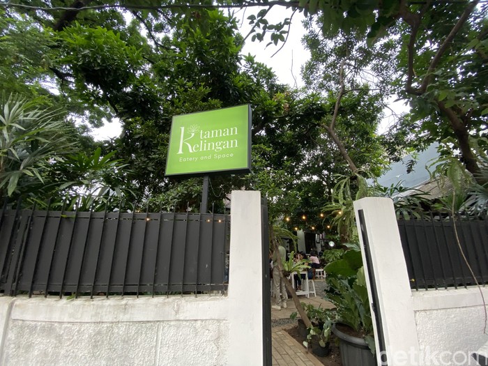 Taman Kelingan; tempat makan baru di Menteng yang suasananya asri dan sejuk. Tawarkan menu mie yamien dan nasi gohyong.