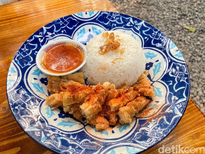 Taman Kelingan Taman Kelingan; tempat makan baru di Menteng yang suasananya asri dan sejuk. Tawarkan menu mie yamien dan nasi gohyong.