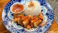Menu nasi ayam iris crispy ini juga dibanderol harga Rp 35.000. Sayangnya, rasanya tak begitu istimewa. Hanya berupa ayam iris crispy dengan taburan bumbu bubuk saja. Foto: detikFood/Yenny Mustika Sari