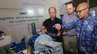 Presiden Direktur PT SKF Industrial Indonesia Toto Suharto (kanan) didampingi OEM Service & Solution Head PT SKF Industrial Indonesia Alfajri Abubakar (kiri) menunjukkan solusi digitalisasi SKF untuk industri pertambangan kepada pengunjung Mining Indonesia 2023, di JIExpo Kemayoran, Jakarta, Jumat (15/9/2023). SKF menghadirkan SKF Digitalization Solution, sebuah solusi yang dirancang untuk memaksimalkan keandalan dan kinerja mesin sekaligus mengurangi biaya operasional sehingga memungkinkan terhindarnya gangguan tak terduga, mengoptimalkan pemeliharaan, dan memperpanjang umur mesin.