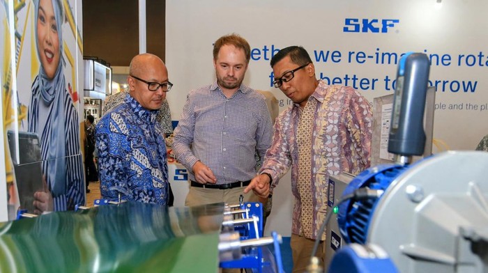 Presiden Direktur PT SKF Industrial Indonesia Toto Suharto (kiri) bersama Segment & Digital Transformation Department Head PT SKF Industrial Indonesia, Anis Lutfi (kanan) menjelaskan solusi komprehensif SKF untuk industri pertambangan kepada pengunjung Mining Indonesia 2023, di JIExpo Kemayoran, Jakarta, Jumat (15/9/2023). Di pameran peralatan pertambangan internasional terbesar di Asia ini, SKF, perusahaan bearing terbesar di dunia, menghadirkan solusi komprehensif dalam industri pertambangan yang dapat diaplikasikan pada keseluruhan sistem produksi.