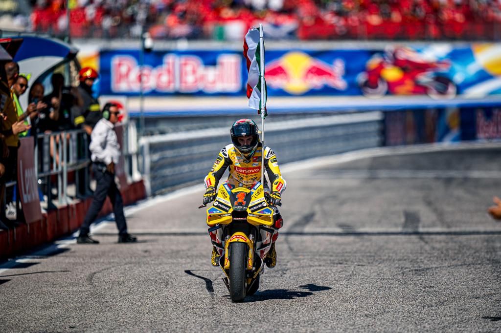 Tim Ducati Lenovo menggunakan identittas warna kuning di MotoGP San Marino 2023