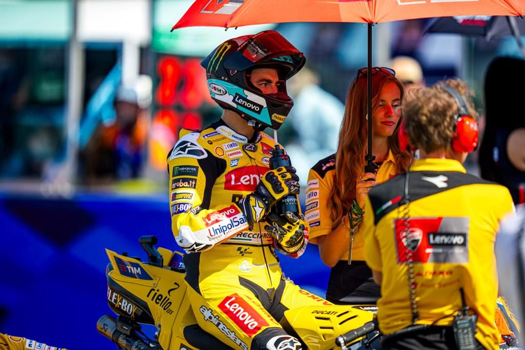 Tim Ducati Lenovo menggunakan identittas warna kuning di MotoGP San Marino 2023