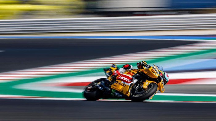 Tim Ducati Lenovo menggunakan identittas warna kuning di MotoGP San Marino 2023