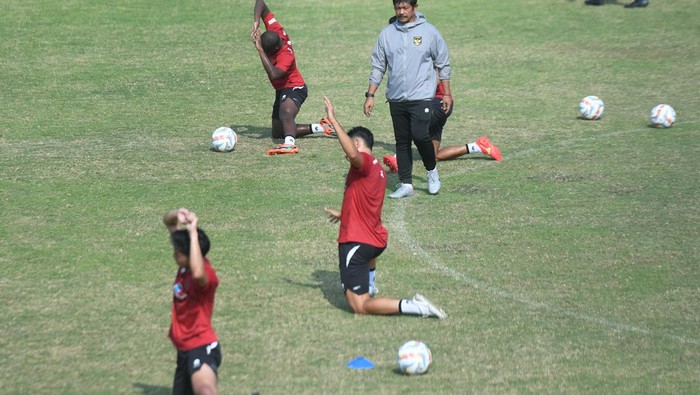 Pelatih timnas sepak bola U-24 Indra Sjafri memimpin latihan di Lapangan A Gelora Bung Karno, Jakarta, Jumat (15/9/2023). Latihan tersebut sebagai persiapan jelang Asian Games XIX di Hangzhou, China. ANTARA FOTO/Hafidz Mubarak A/hp.