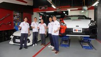 Direktur Utama PT Toyota Astra Motor (TAM) Hiroyuki Ueda bersama Wakil Presiden Direktur TAM Henry Tanoto dan jajaran direksi meresmikan Gazoo Racing (GR) Garage di kawasan Pantai Indah Kapuk (PIK) Jakarta Utara. 