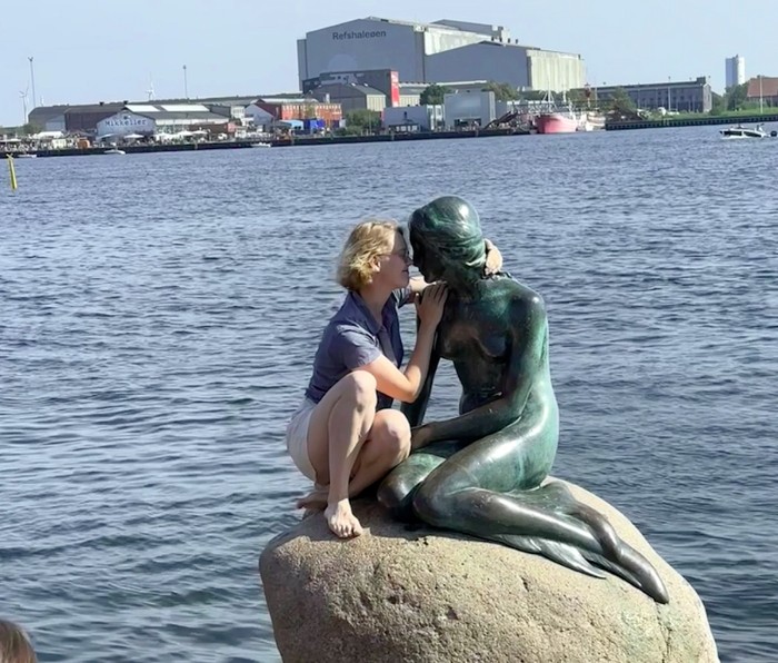 Turis cium Patung Little Mermaid