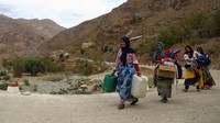 Para korban selamat mengaku kesulitan mendapatkan makanan dan air bersih. (REUTERS/Hannah McKay)