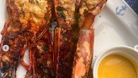 Masih di French Riviera, Valencia dan Kevin memilih menu udang panggang yang masih segar, dengan perasan lemon di atasnya. Foto: Instagram @valenciatanoe