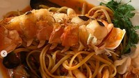 Mampir makan siang di restoran Le Girelier di Saint-Tropez, pasangan suami istri ini pilih pasta dengan topping lobster dan kerang. Foto: Instagram @valenciatanoe