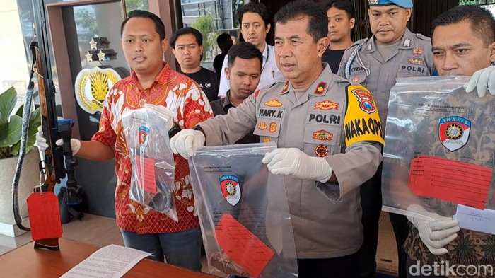 Waka Polres Jombang Kompol Hari Kurniawan menunjukkan barang bukti pembunuhan Kabiro Media Online Jombang.
