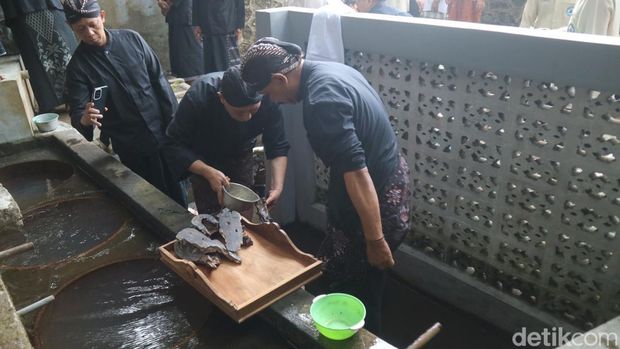 Warga Desa Colo, Kecamatan Dawe, Kudus bersama Yayasan Masjid dan Makam Sunan Muria menggelar tradisi guyang cekathak, Jumat (15/9/2023).
