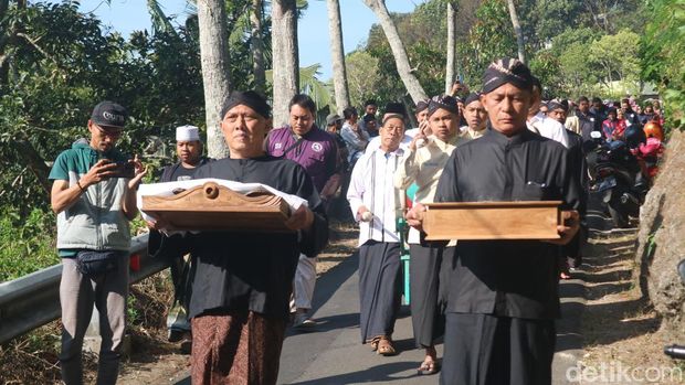 Warga Desa Colo, Kecamatan Dawe, Kudus bersama Yayasan Masjid dan Makam Sunan Muria menggelar tradisi guyang cekathak, Jumat (15/9/2023).