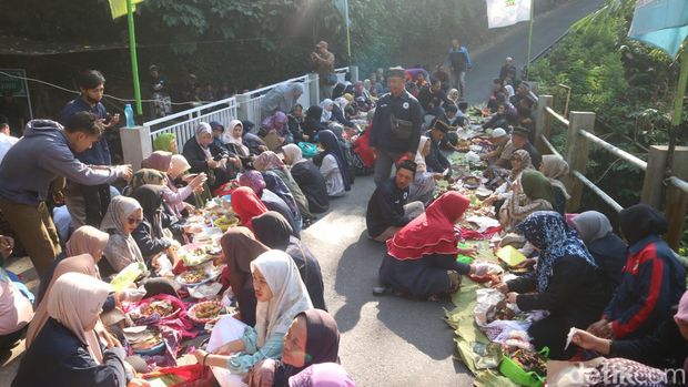 Warga Desa Colo, Kecamatan Dawe, Kudus bersama Yayasan Masjid dan Makam Sunan Muria menggelar tradisi guyang cekathak, Jumat (15/9/2023).