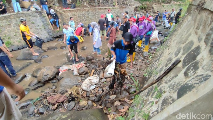 Warga kala kompak bersihkan sungai Cimamut