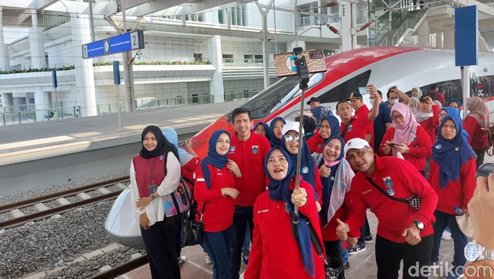 Warga terdampak proyek kereta cepat jajal perdana KCJB