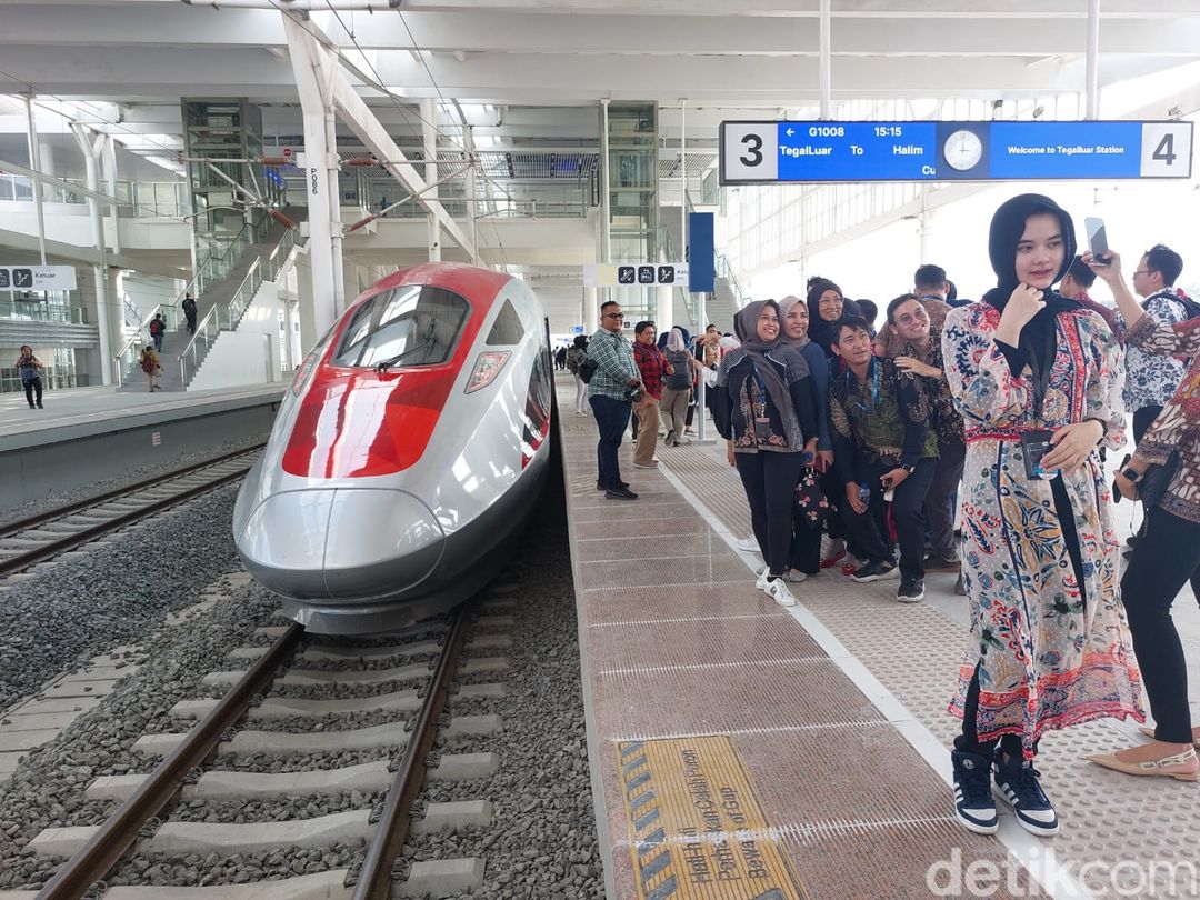 Warga terdampak proyek kereta cepat jajal perdana KCJB
