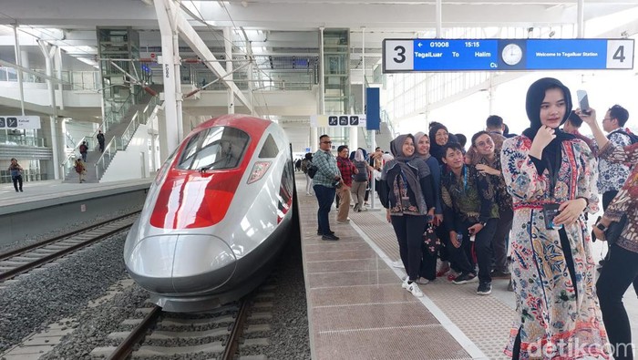 Warga terdampak proyek kereta cepat jajal perdana KCJB