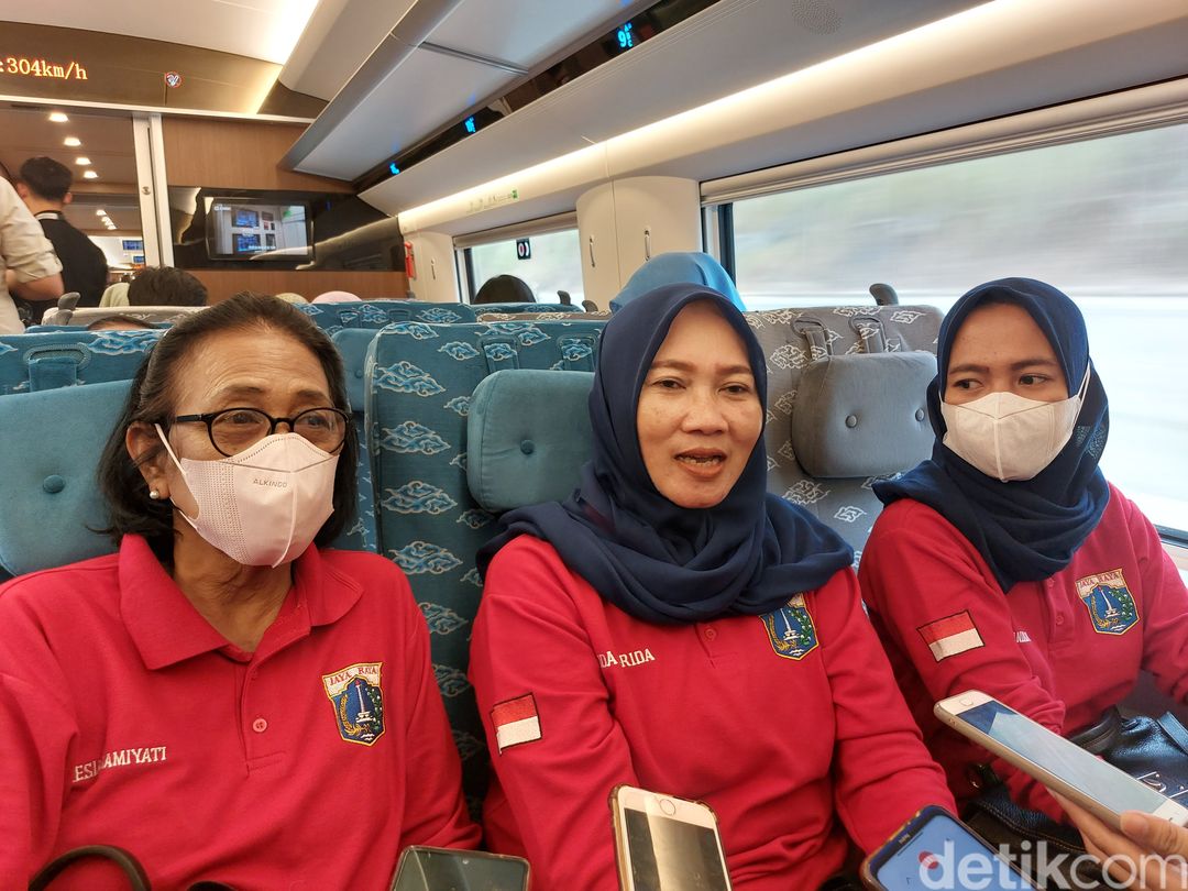 Warga terdampak proyek kereta cepat jajal perdana KCJB