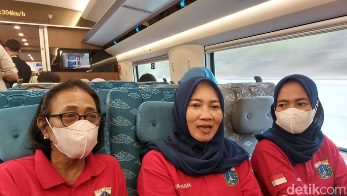 Warga terdampak proyek kereta cepat jajal perdana KCJB