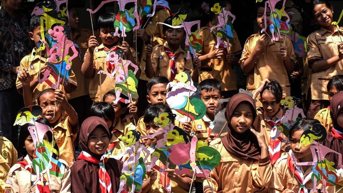 Wayang Masuk Sekolah Tumbuhkan Kebanggaan Budaya Nusantara Sejumlah siswa memperlihatkan wayang kertas buatannya saat pelatihan singkat bersama Sanggar Wayang Gogon (Sawago) di SD Negeri Danukusuman Solo, Jawa Tengah, Jumat (15/9/2023). Kegiatan bertajuk Wayang Masuk Sekolah tersebut digelar untuk menumbuhkan kebanggaan generasi muda terhadap kesenian wayang sebagai khasanah budaya nusantara. ANTARAFOTO/Maulana Surya/YU