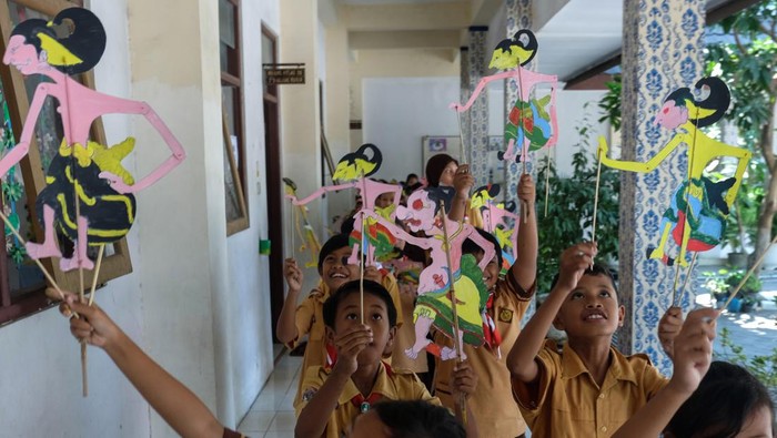 Wayang Masuk Sekolah Tumbuhkan Kebanggaan Budaya Nusantara Sejumlah siswa memperlihatkan wayang kertas buatannya saat pelatihan singkat bersama Sanggar Wayang Gogon (Sawago) di SD Negeri Danukusuman Solo, Jawa Tengah, Jumat (15/9/2023). Kegiatan bertajuk Wayang Masuk Sekolah tersebut digelar untuk menumbuhkan kebanggaan generasi muda terhadap kesenian wayang sebagai khasanah budaya nusantara. ANTARAFOTO/Maulana Surya/YU