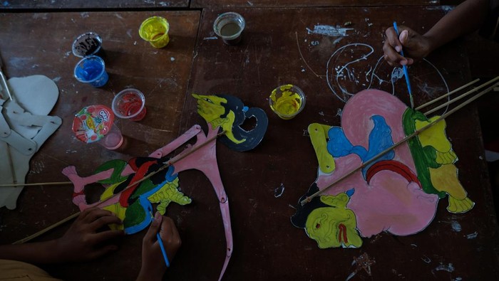 Wayang Masuk Sekolah Tumbuhkan Kebanggaan Budaya Nusantara Sejumlah siswa memperlihatkan wayang kertas buatannya saat pelatihan singkat bersama Sanggar Wayang Gogon (Sawago) di SD Negeri Danukusuman Solo, Jawa Tengah, Jumat (15/9/2023). Kegiatan bertajuk Wayang Masuk Sekolah tersebut digelar untuk menumbuhkan kebanggaan generasi muda terhadap kesenian wayang sebagai khasanah budaya nusantara. ANTARAFOTO/Maulana Surya/YU