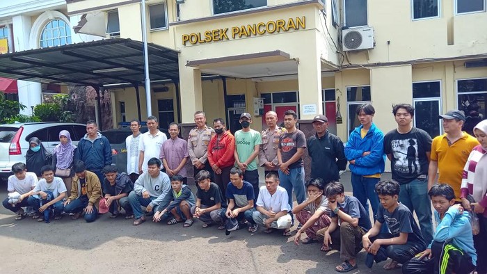 14 Remaja diduga hendak tawuran diamankan pada Sabtu (16/9/2023) pukul 03.00 WIB di Duren Tiga dan Flyover Rawajati, Pancoran, Jaksel.