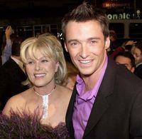 7 Potret Mesra Hugh Jackman Dan Deborra-Lee Furness Sebelum Cerai