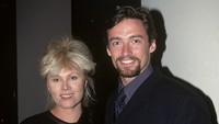 Ini momen setahun setelah pertunangan mereka pada 1997. Hugh Jackman dan Deborra-Lee Furness jatuh cinta pada pandangan pertama. Foto: Istimewa
