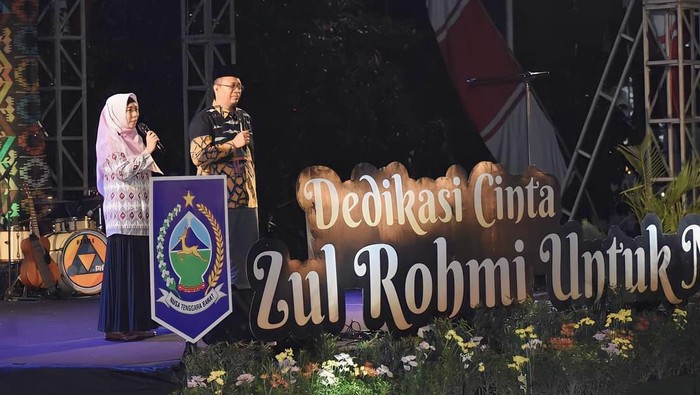 Acara pamitan Gubernur-Wakil Gubernur NTB
Zulkieflimansyah-Sitti Rohmi Djalillah di halaman Kantor Gubernur NTB pada Jumat malam (15/9/2023). (Helmy Akbar / detikBali)