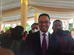 Hadiri Resepsi Nikahan Anak Hotman Paris, Anies Mangulosi Fritz dan Giovani