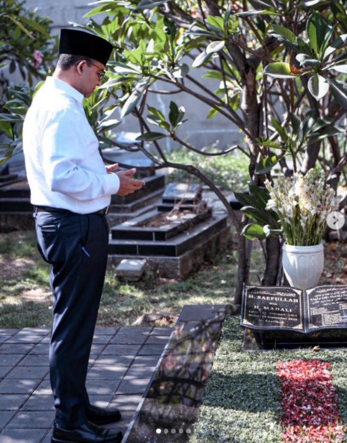 Anies ziarah ke makam eks Sekda DKI Saefullah (dok. Instagram Anies)
