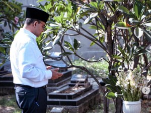 Anies Ziarah ke Makam Eks Sekda Saefullah, Kenang Perjuangan Lawan Pandemi