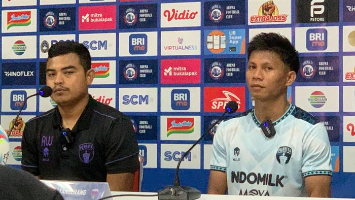 Assistant Coach Persita Tangerang Awaludin dan pemain Persita Fahreza Sudin saat memberikan keterangan usai laga di Stadion Dipta, Sabtu (16/9).