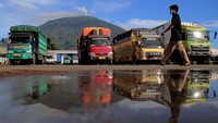 PT ASDP Indonesia Ferry Cabang Ternate Maluku Utara untuk sementara membatasi tonase muatan truk maksimal 15 ton dari Pelabuhan Bastiong ke sejumlah daerah di Maluku Utara. Hal itu dilakukan karena dermaga di bagian selatan yang rusak ditabrak KMP Mutiara Pertiwi pada Mei lalu masih dalam perbaikan.  
