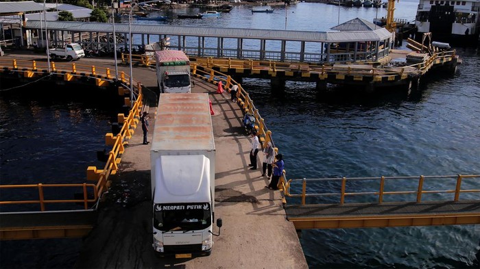 ASDP Ternate Batasi Muatan Truk Barang Warga melintas di depan truk untuk menyeberang pulau di Pelabuhan Ferry Bastiong, Kota Ternate, Maluku Utara, Sabtu (16/9/2023). PT ASDP Indonesia Ferry Cabang Ternate Maluku Utara untuk sementara membatasi tonase muatan truk pengangkut barang maksimal 15 ton dari Pelabuhan Bastiong ke sejumlah daerah di Maluku Utara karena dermaga di bagian selatan yang rusak ditabrak KMP Mutiara Pertiwi pada Mei lalu masih dalam perbaikan. ANTARA FOTO/Andri Saputra/foc.