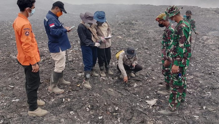 Badan Geologi saat mendatangi lokasi kebakaran TPA Sarimukti