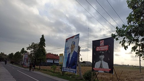 Sejumlah spanduk dan baliho kedaluwarsa ucapan hari raya Galungan dan Kuningan, serta beberapa balih bacaleg bertebaran di jalur protokol di Kabupaten Jembrana, Sabtu (16/9/2023).