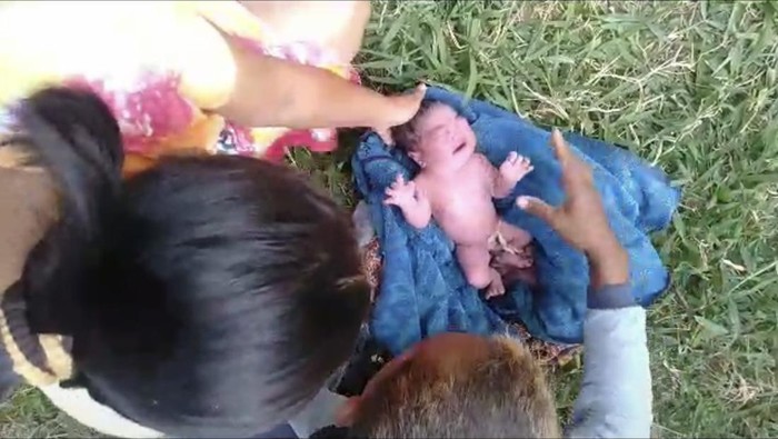 Bayi laki-laki dalam kresek ditemukan pemancing di bantaran Sungai Brantas, Kota Kediri.