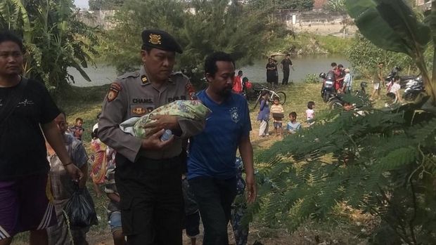 Bayi laki-laki dalam kresek ditemukan pemancing di bantaran Sungai Brantas, Kota Kediri.