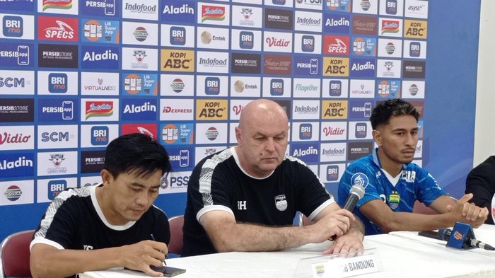 Bojan Hodak dan Daisuke Sato dalam konferensi pers usai laga Persib vs Persikabo, Sabtu (16/9/2023).