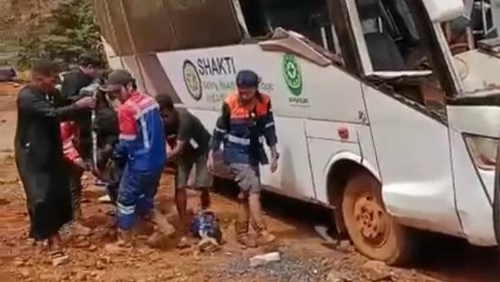 Bus bawa 19 kayawan perusahaan tambang di Konawe Utara, terguling dan menyebabkan 1 orang patah kaki. Dokumen Istimewa