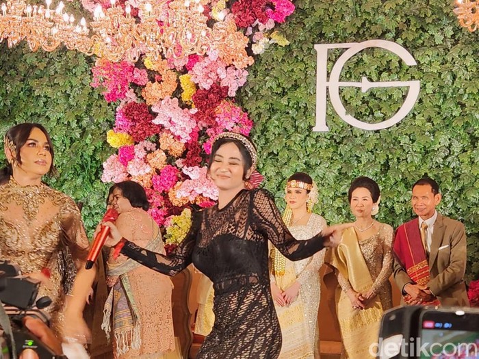 Dewi Perssik saat ditemui di nikahan anak Hotman.