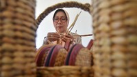 Perajin menyelesaikan pembuatan kerajinan berbahan tanaman eceng gondok.